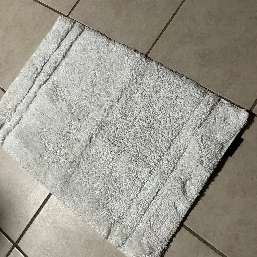 Ralph Lauren small bath rug Size 17 by 25 inches